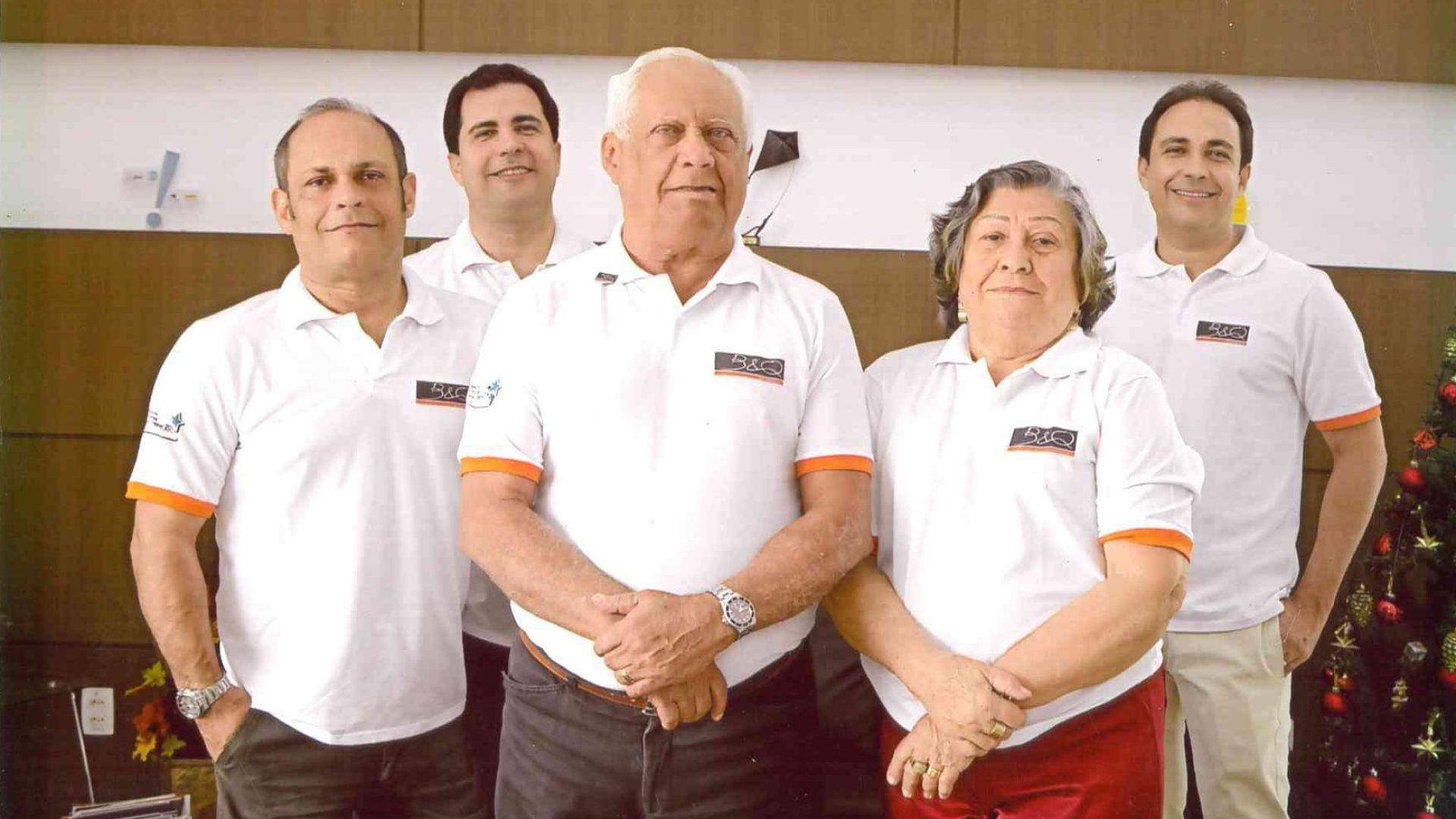 Fundada por Cláudio Queiroz e Maria Edice Queiroz, hoje seus três filhos, Luiz Cláudio, Alexandre e Luis Carlos compõem a Diretoria da empresa.